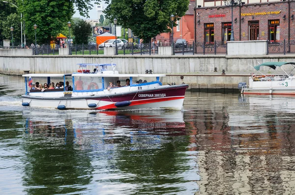 Etnográfico e centro de comércio, aterro da Aldeia de Pesca em Kaliningrado, Rússia — Fotografia de Stock