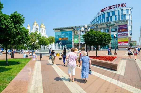 Centrum handlowe "koniczyna" placu zwycięstwa. Kaliningrad — Zdjęcie stockowe