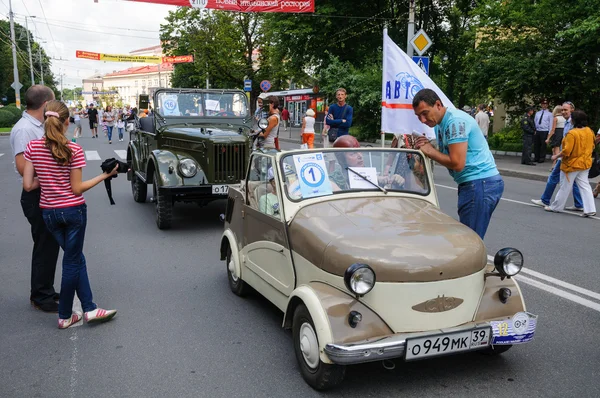 Люди и ретро машины — стоковое фото