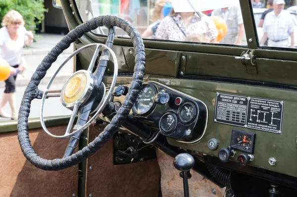 Intérieur du véhicule rétro russe UAZ le jour de la fête de la ville de Kaliningrad — Photo