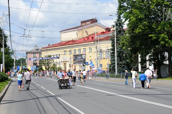 Celebración de la ciudad. Una multitud de personas moviéndose a lo largo de la zona peatonal en Kaliningrado, Rusia — Foto de Stock