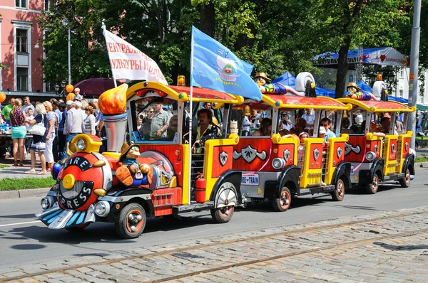 Colorido tren que transporta a los niños con los padres en el Día de la Celebración de la ciudad Kaliningrado, Rusia — Foto de Stock