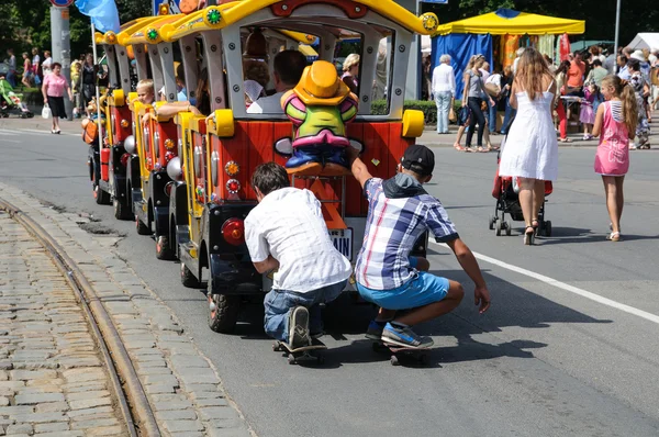 Kleurrijke trein vervoer van kinderen met ouders op viering dag van de stad kaliningrad, Rusland — Stockfoto