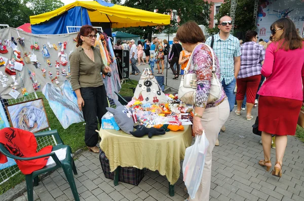 Street trade in goods of folk art at celebration day of the city Kaliningrad, Russia — Stock Photo, Image