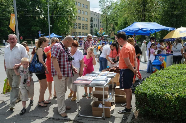 Comércio de rua de mercadorias de arte popular no dia de celebração da cidade Kaliningrado, a Rússia — Fotografia de Stock
