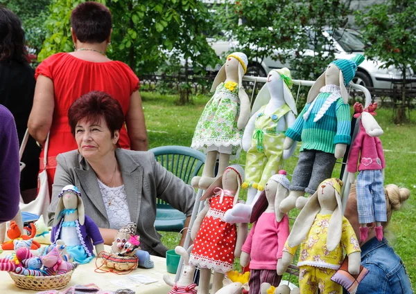 Comercio callejero de bienes de arte popular en el día de la celebración de la ciudad de Kaliningrado, Rusia . — Foto de Stock