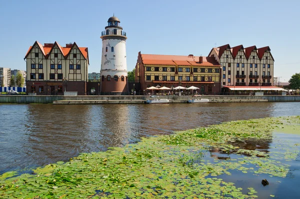 Centro etnografico e commerciale, argine del villaggio di pescatori di Kaliningrad, Russia . — Foto Stock