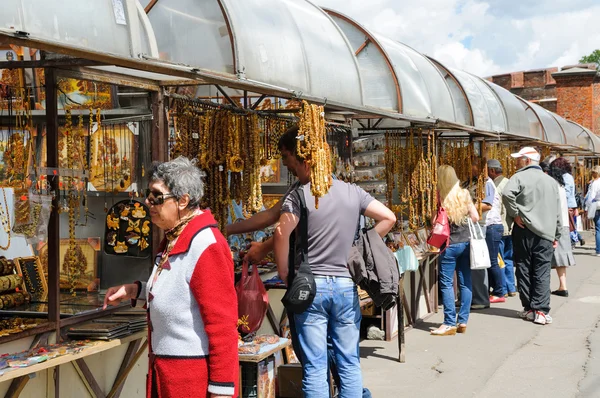 Торговый сувенир из янтаря на улице Калининград, Россия — стоковое фото