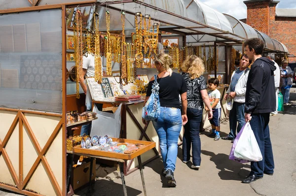 ของที่ระลึกการค้าของอําพันในถนนของ Kaliningrad, รัสเซีย — ภาพถ่ายสต็อก