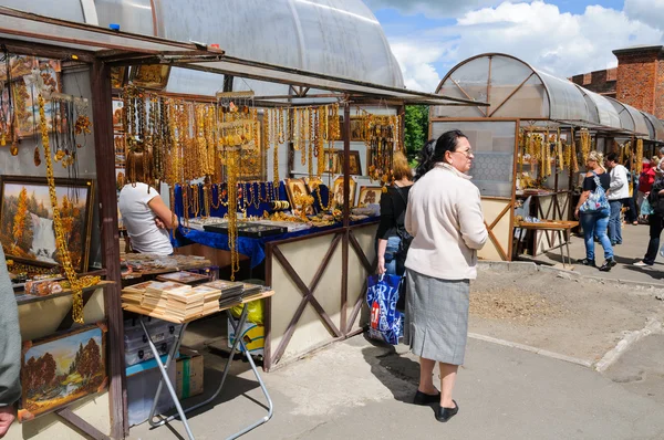 ของที่ระลึกการค้าของอําพันในถนนของ Kaliningrad, รัสเซีย — ภาพถ่ายสต็อก