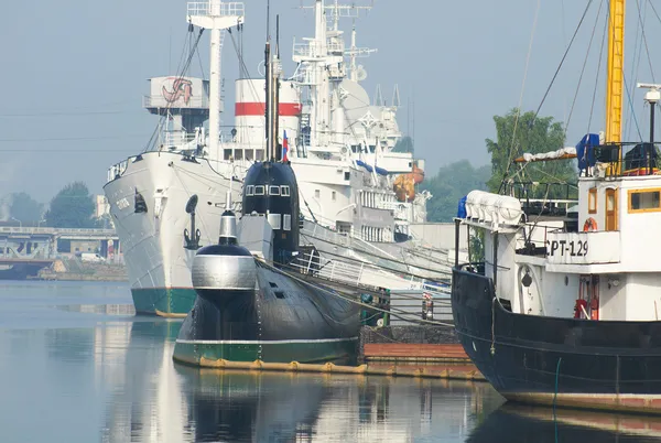 Quay de Pedro, o Grande, navios atracados no Museu do Oceano Mundial — Fotografia de Stock