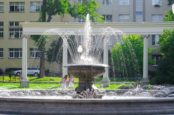 Fontana nel parco vicino al Teatro Drammatico. Kaliningrad — Foto Stock