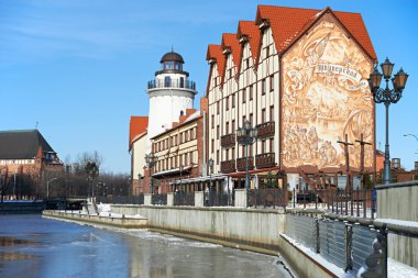 Embankment van het vissersdorp, kaliningrad