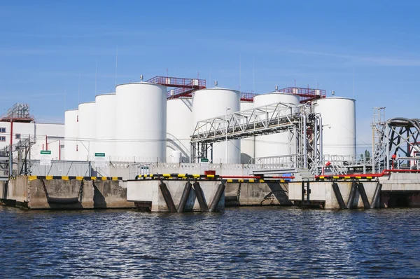 Tanques blancos para gasolina y aceite — Foto de Stock