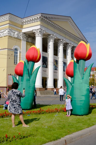 Flowers in front of the drama theatre. Kaliningrad — Stock Photo, Image