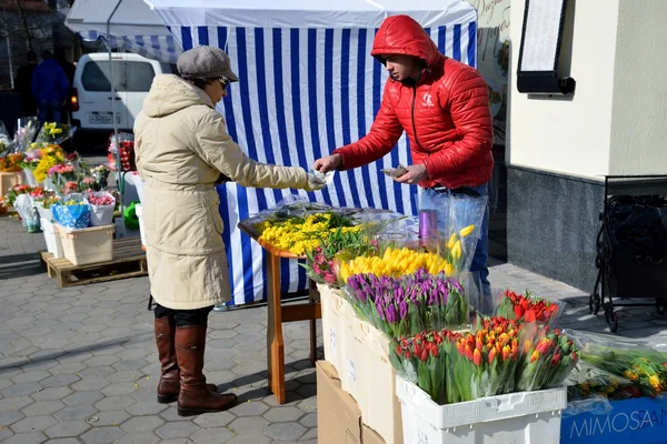 Straßenhandel mit Blumen in Kaliningrad — Stockfoto