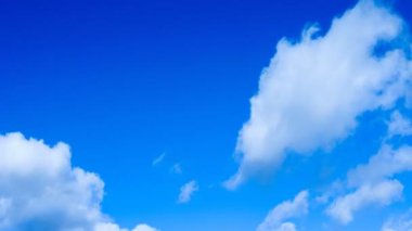 Bulutların üzerinde mavi bir gökyüzü hareketli timelapse