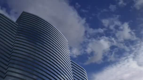 Edificio con nube timelapse — Vídeo de stock