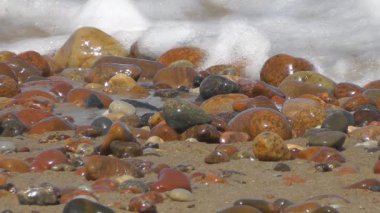 çakıl taşları ve deniz surf