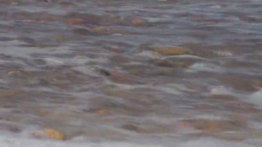 çakıl taşları ve deniz surf