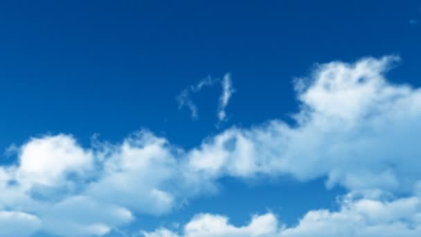 Time lapse clip of white fluffy clouds over blue sky — Stock Video