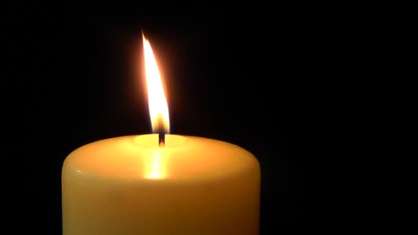 Горящая свеча — стоковое видео