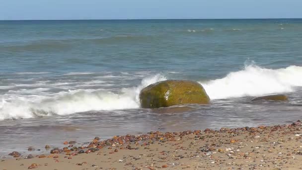 Olas marinas y playa de arena — Vídeos de Stock