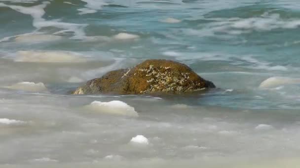 冬季海浪拍打海岸的石头 — 图库视频影像