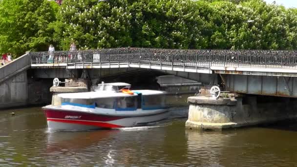 Brug over de rivier van de Pregolja in kaliningrad — Stockvideo