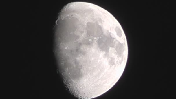 Mond bewegt sich in den warmen Luftströmen — Stockvideo