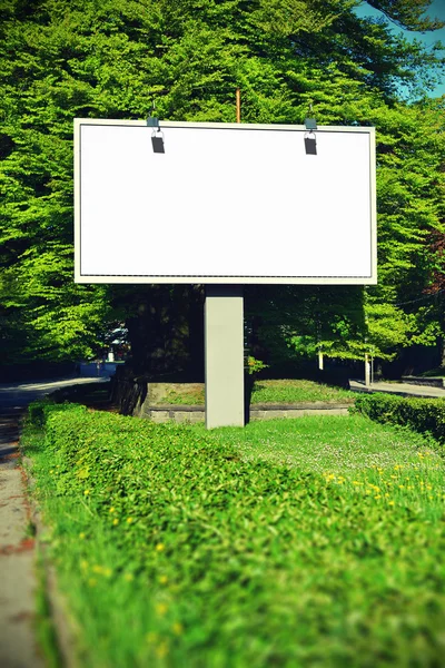 Билборд с пустым экраном с тонизирующим эффектом — стоковое фото