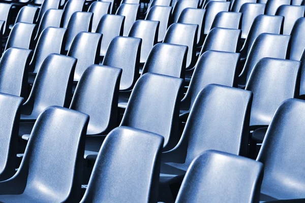 Puste plastikowe krzesła na stadionie — Zdjęcie stockowe