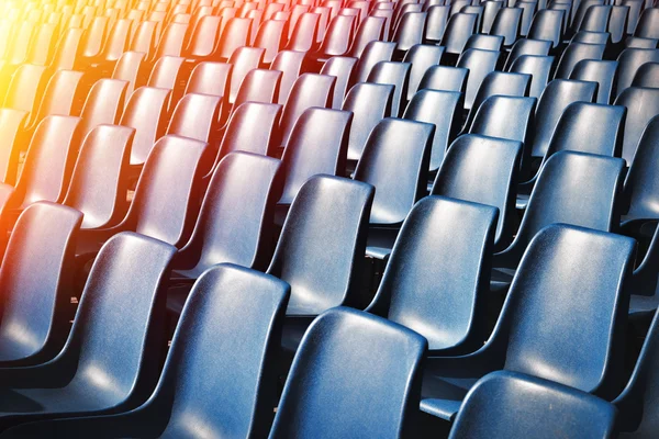 Leere Plastikstühle im Stadion — Stockfoto