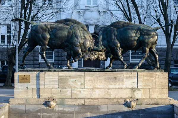 Fighting bison skulpturala sammansättning — Stockfoto