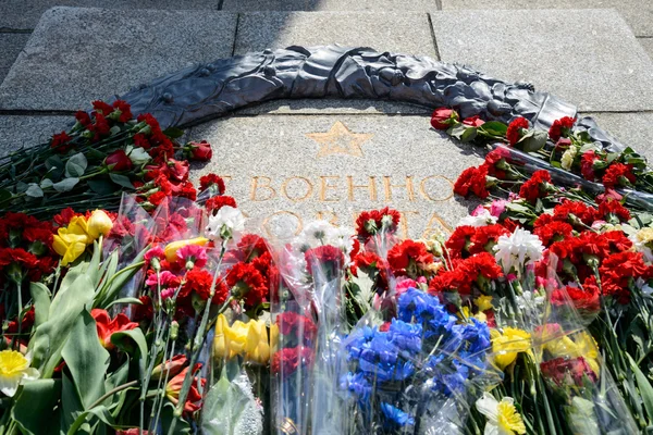 Flores al monumento a los soldados caídos — Foto de Stock