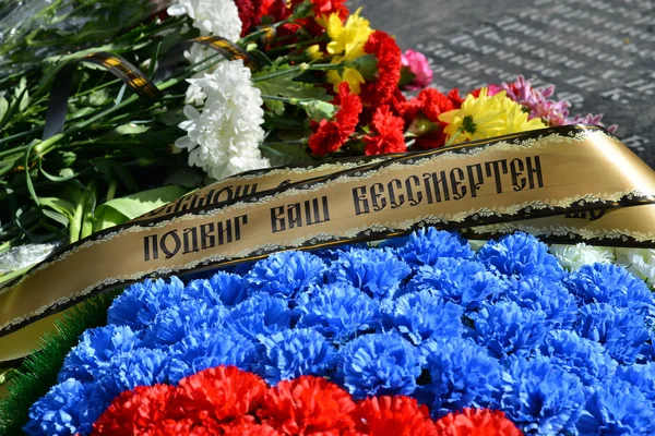 Flowers to monument to fallen soldiers — Stock Photo, Image