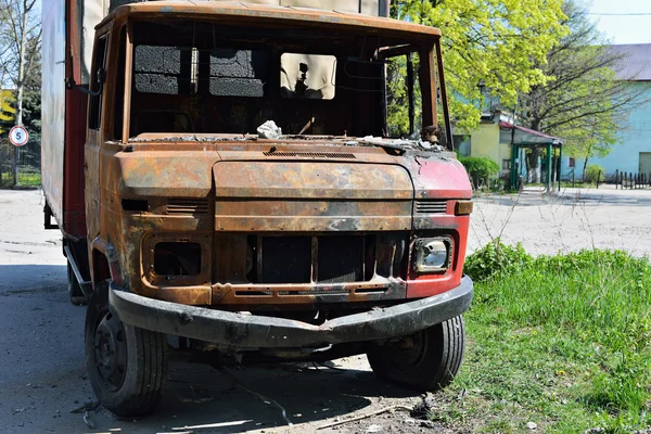 Брошенный сгоревший автомобиль — стоковое фото