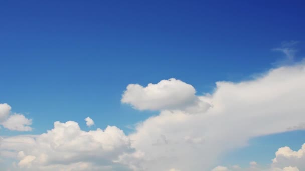 Бегущие облака, время летит — стоковое видео
