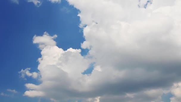 Бегущие облака, время летит — стоковое видео