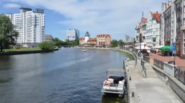 Embankment van het vissersdorp, kaliningrad