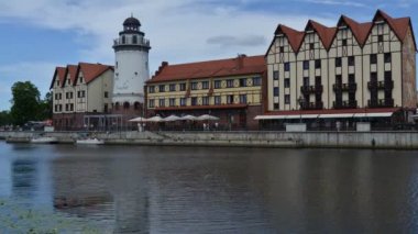 Embankment van het vissersdorp, kaliningrad