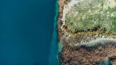 Göl sahnesinin bir parçası, doğanın soyut zirve görüntüsü, nehrin üzerindeki hava görüntüsü.