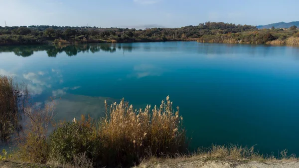 Fotografía Aérea Dron Lago Con Aguas Azules Medio Naturaleza Otoño — Foto de Stock