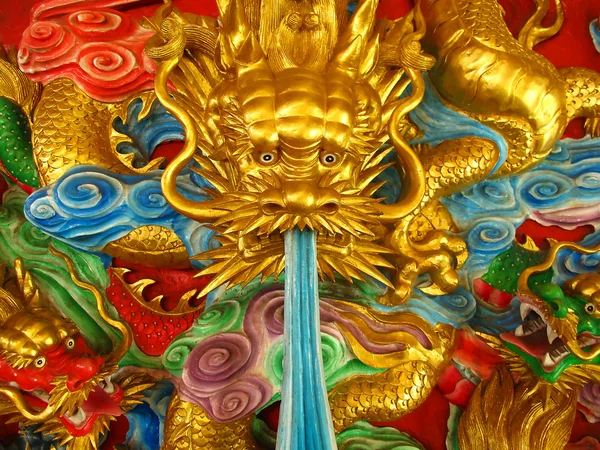 Három arany zöld és piros kínai sárkány — Stock Fotó