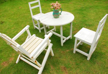 yuvarlak masa ile beyaz sandalye