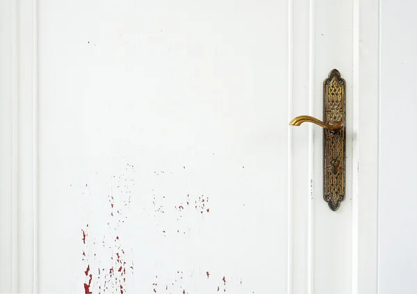 白のドアにヴィンテージのドアのノブ — ストック写真