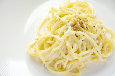 Spagetti beyaz krema sos yakın çekim