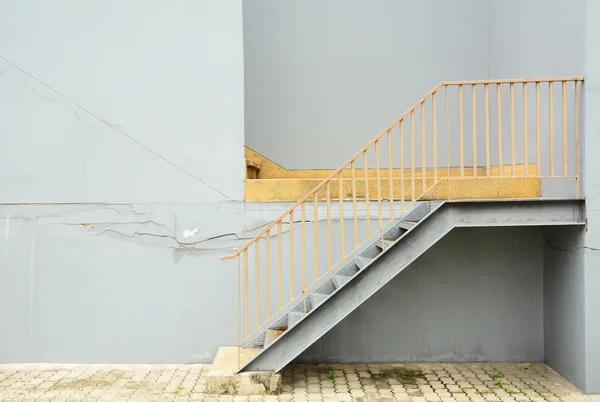 Escalier en acier avec mur bleu — Photo