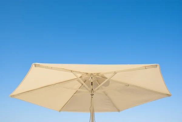 Chłodzenie słońce ochrony parasol latem światło — Zdjęcie stockowe
