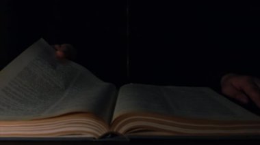 Gizemli bir kitap açılışı. Bir kitap açılıyor.